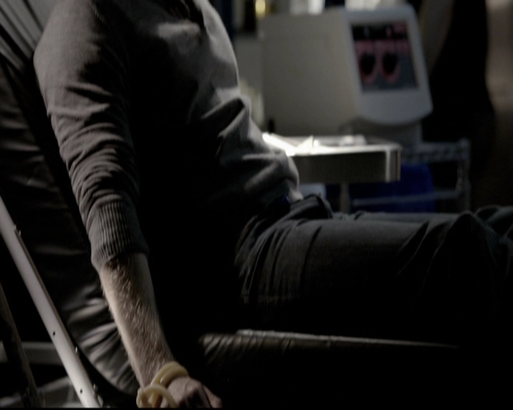 VampireDiariesWorld-dot-org_5x08DeadManOnCampus0950.jpg