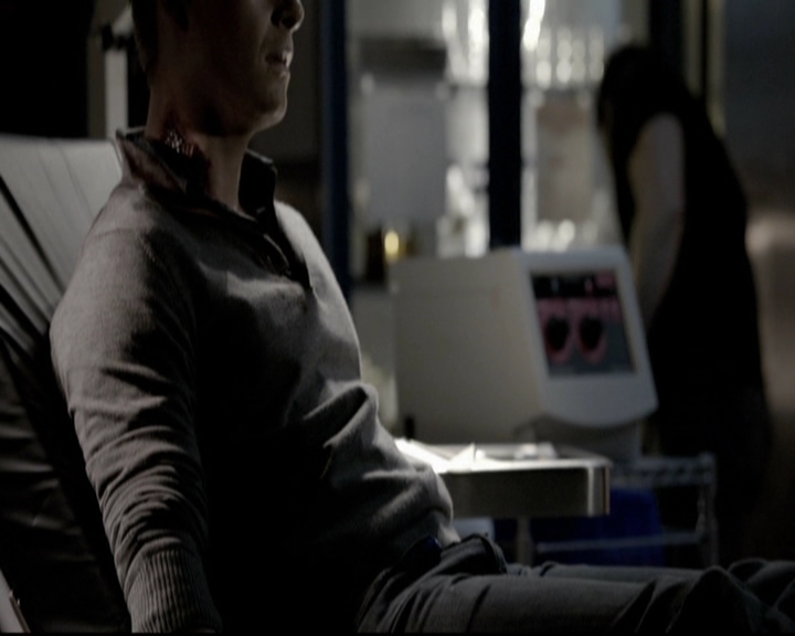 VampireDiariesWorld-dot-org_5x08DeadManOnCampus0951.jpg