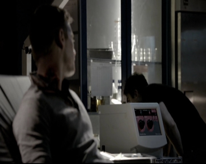 VampireDiariesWorld-dot-org_5x08DeadManOnCampus0953.jpg