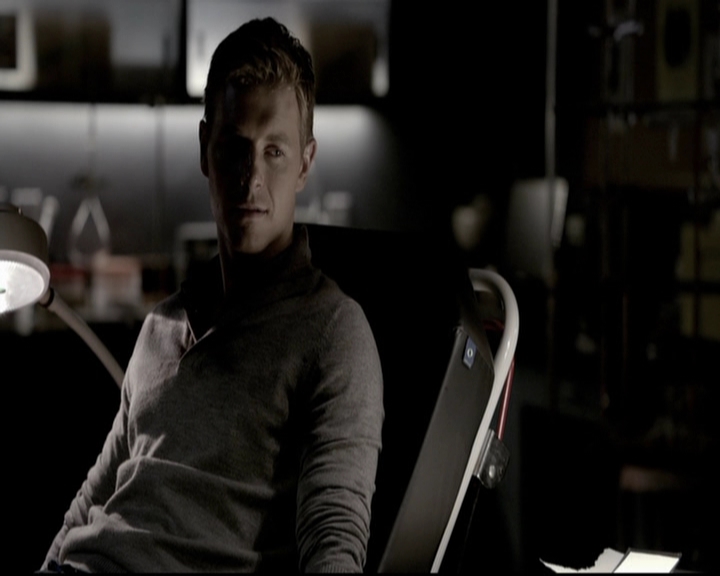 VampireDiariesWorld-dot-org_5x08DeadManOnCampus0985.jpg