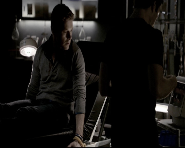 VampireDiariesWorld-dot-org_5x08DeadManOnCampus1005.jpg