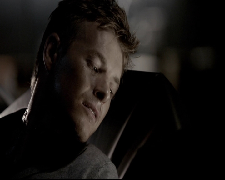 VampireDiariesWorld-dot-org_5x08DeadManOnCampus1379.jpg