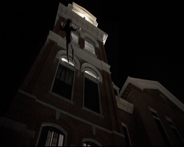 VampireDiariesWorld-dot-org_5x08DeadManOnCampus1905.jpg