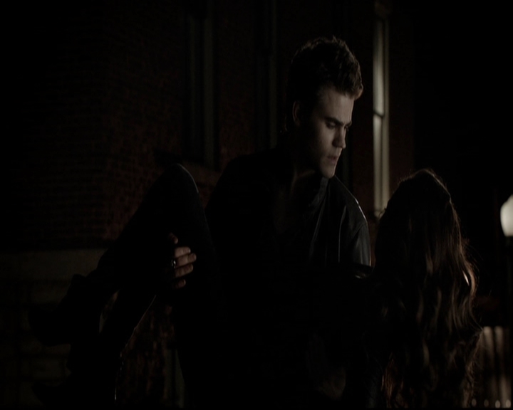 VampireDiariesWorld-dot-org_5x08DeadManOnCampus1918.jpg