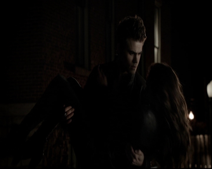 VampireDiariesWorld-dot-org_5x08DeadManOnCampus1921.jpg