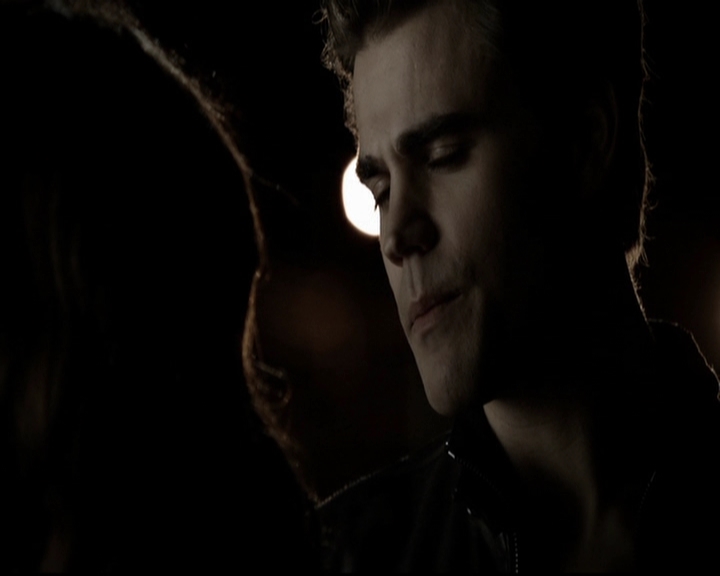 VampireDiariesWorld-dot-org_5x08DeadManOnCampus1970.jpg