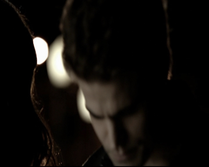 VampireDiariesWorld-dot-org_5x08DeadManOnCampus1975.jpg