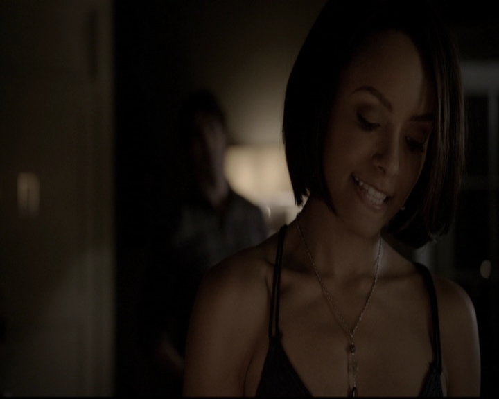 VampireDiariesWorld-dot-org_5x08DeadManOnCampus2002.jpg