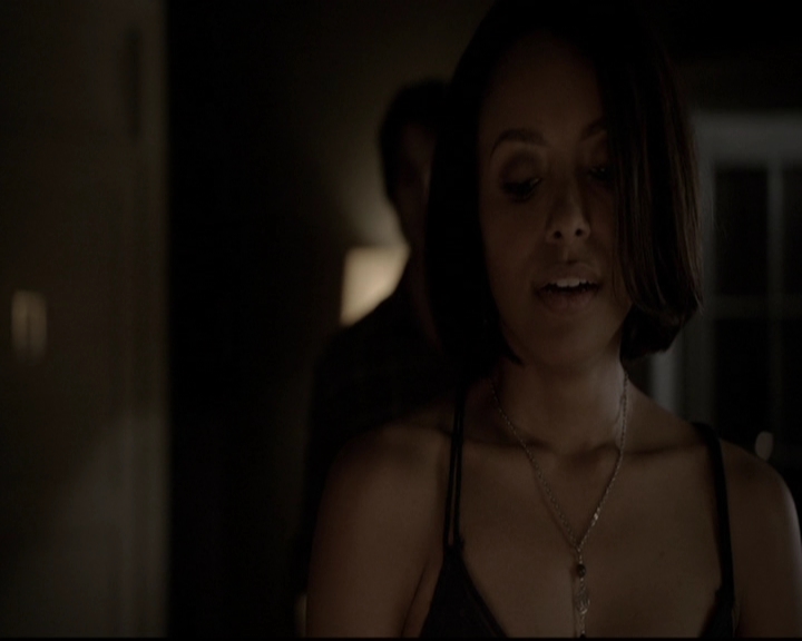 VampireDiariesWorld-dot-org_5x08DeadManOnCampus2003.jpg