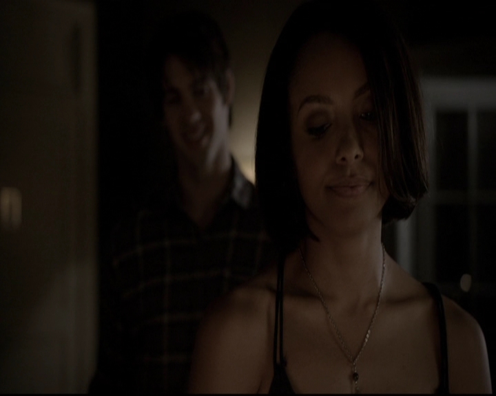 VampireDiariesWorld-dot-org_5x08DeadManOnCampus2004.jpg