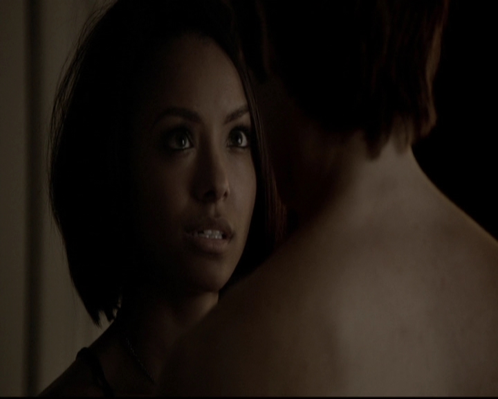 VampireDiariesWorld-dot-org_5x08DeadManOnCampus2100.jpg