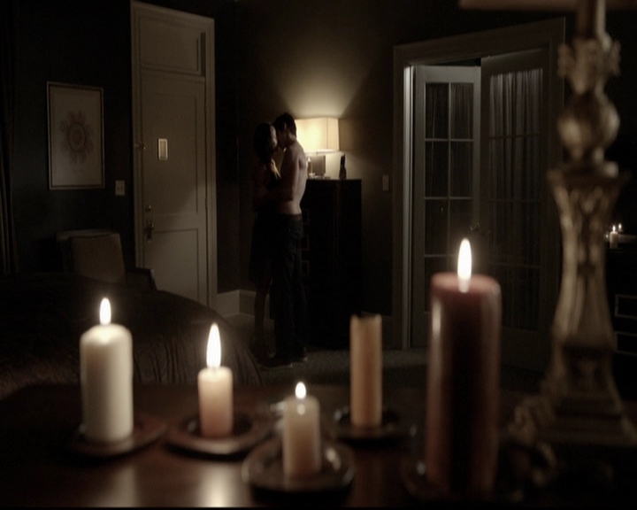 VampireDiariesWorld-dot-org_5x08DeadManOnCampus2104.jpg