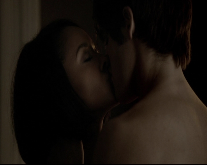 VampireDiariesWorld-dot-org_5x08DeadManOnCampus2105.jpg