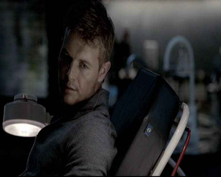 VampireDiariesWorld-dot-org_5x08DeadManOnCampus2268.jpg