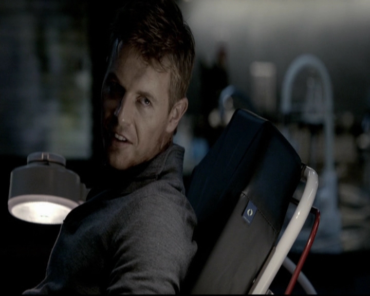 VampireDiariesWorld-dot-org_5x08DeadManOnCampus2269.jpg