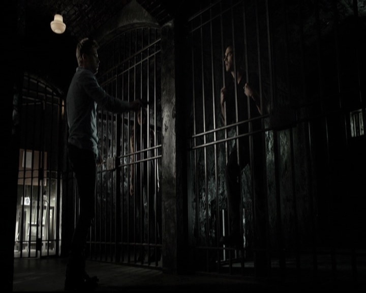 VampireDiariesWorld-dot-org_5x09TheCell1974.jpg