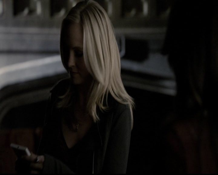 VampireDiariesWorld-dot-org_5x14NoExit0303.jpg