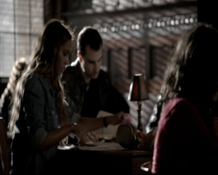 VampireDiariesWorld-dot-org_5x19ManOnFire0718.jpg