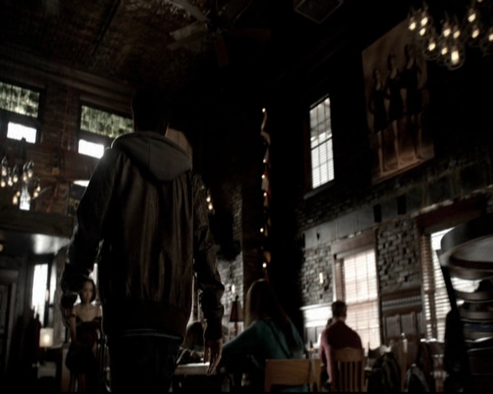 VampireDiariesWorld-dot-org_5x19ManOnFire0853.jpg