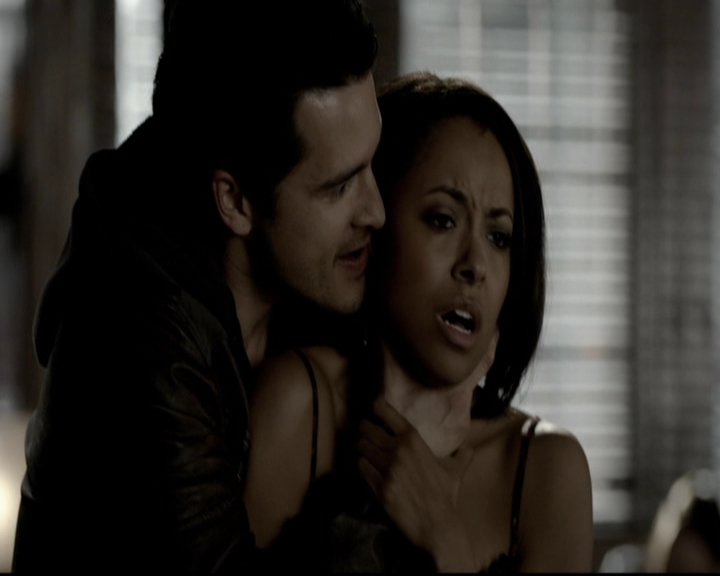 VampireDiariesWorld-dot-org_5x19ManOnFire0864.jpg