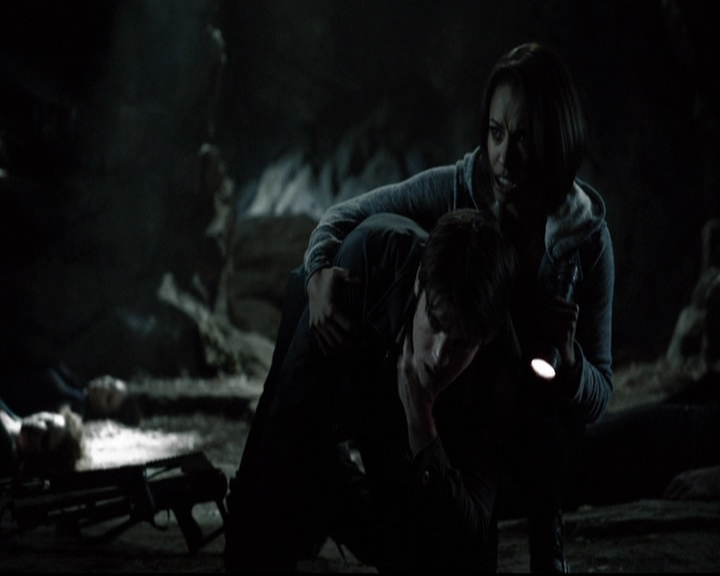 VampireDiariesWorld-dot-org_5x20WhatLiesBeneath1842.jpg