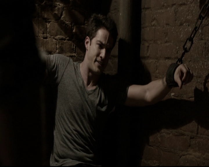 VampireDiariesWorld-dot-org_5x20WhatLiesBeneath2000.jpg