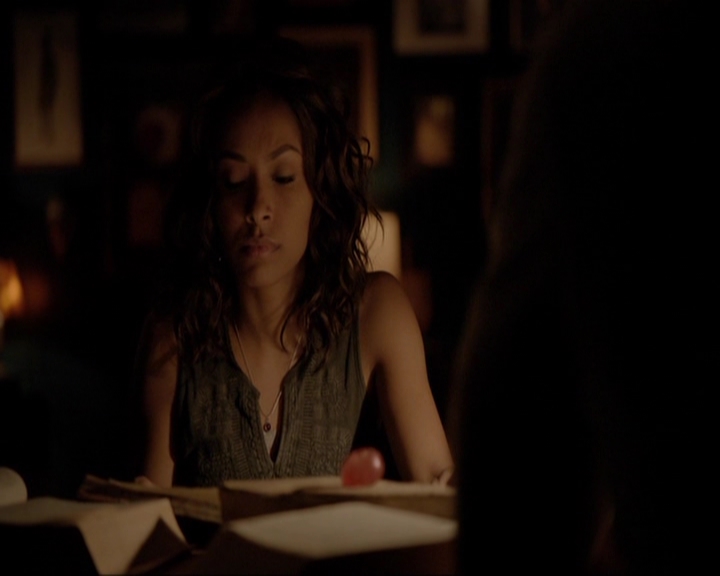 VampireDiariesWorld-dot-nl_7x03AgeOfInnocence1938.jpg