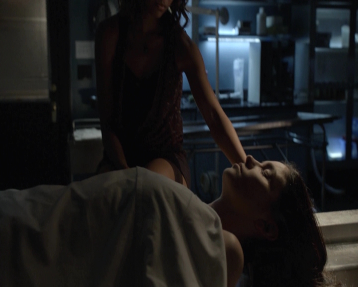 VampireDiariesWorld-dot-nl_7x04ICarryYourHeartWithMe-deletedscenes0079.jpg