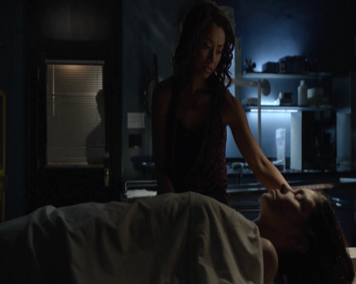 VampireDiariesWorld-dot-nl_7x04ICarryYourHeartWithMe-deletedscenes0081.jpg