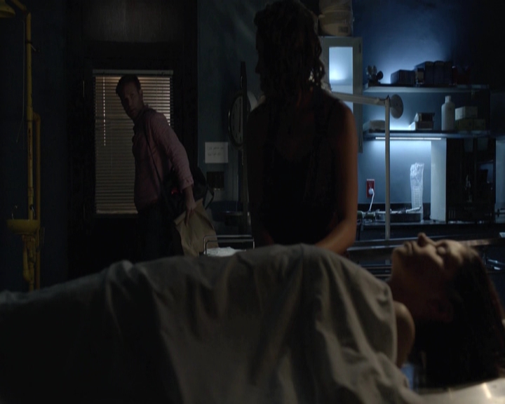 VampireDiariesWorld-dot-nl_7x04ICarryYourHeartWithMe-deletedscenes0085.jpg