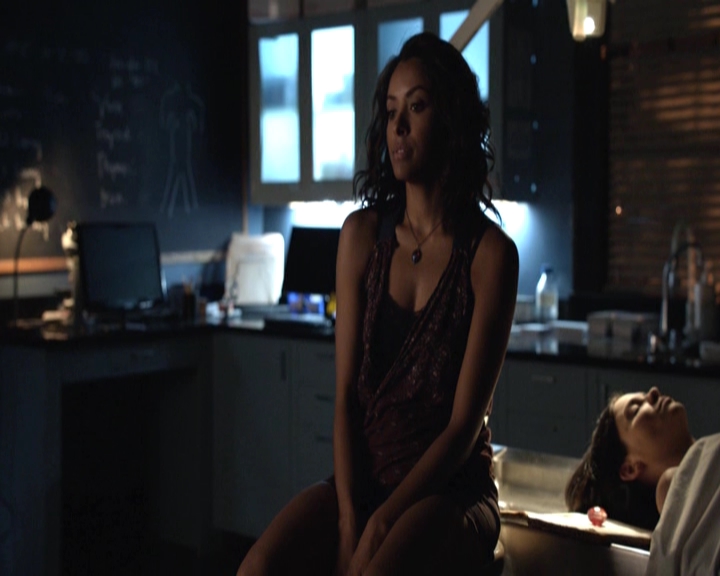 VampireDiariesWorld-dot-nl_7x04ICarryYourHeartWithMe-deletedscenes0090.jpg