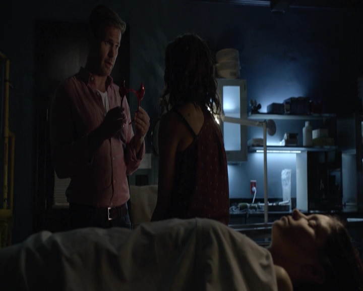 VampireDiariesWorld-dot-nl_7x04ICarryYourHeartWithMe-deletedscenes0100.jpg