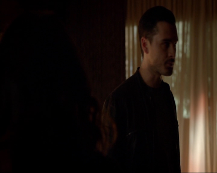 VampireDiariesWorld-dot-nl_7x05LiveThroughThis1477.jpg
