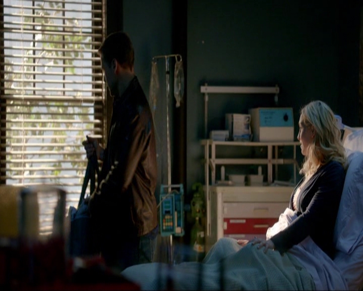 VampireDiariesWorld-dot-nl_7x14MoonlightOnTheBayou0302.jpg