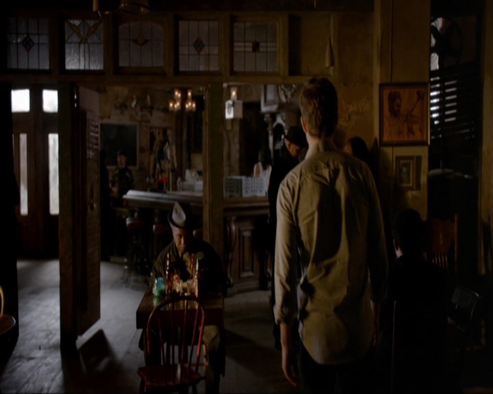 VampireDiariesWorld-dot-nl_7x14MoonlightOnTheBayou0405.jpg