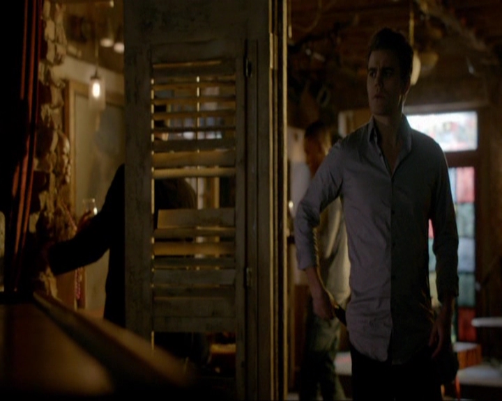 VampireDiariesWorld-dot-nl_7x14MoonlightOnTheBayou0409.jpg