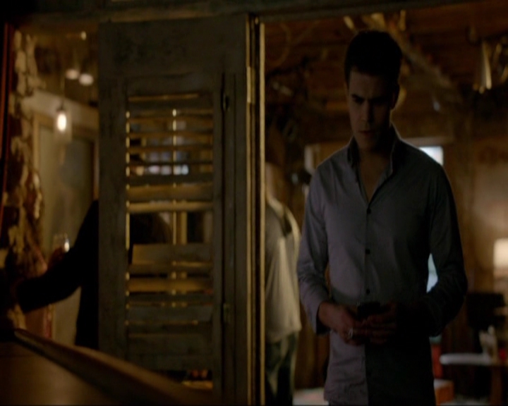 VampireDiariesWorld-dot-nl_7x14MoonlightOnTheBayou0410.jpg