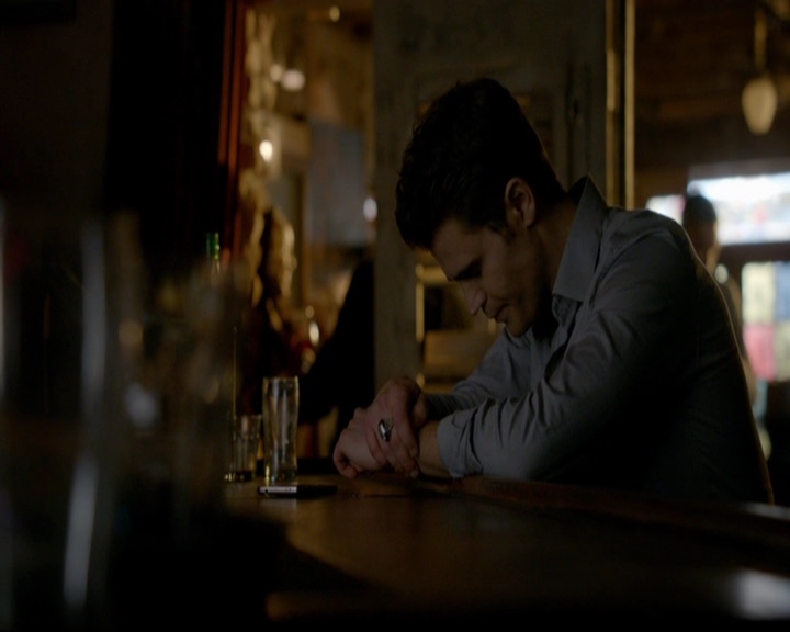 VampireDiariesWorld-dot-nl_7x14MoonlightOnTheBayou0418.jpg