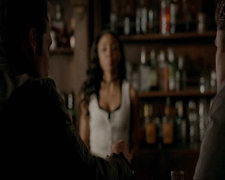 VampireDiariesWorld-dot-nl_7x14MoonlightOnTheBayou0494.jpg