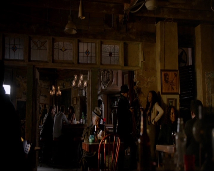 VampireDiariesWorld-dot-nl_7x14MoonlightOnTheBayou0500.jpg