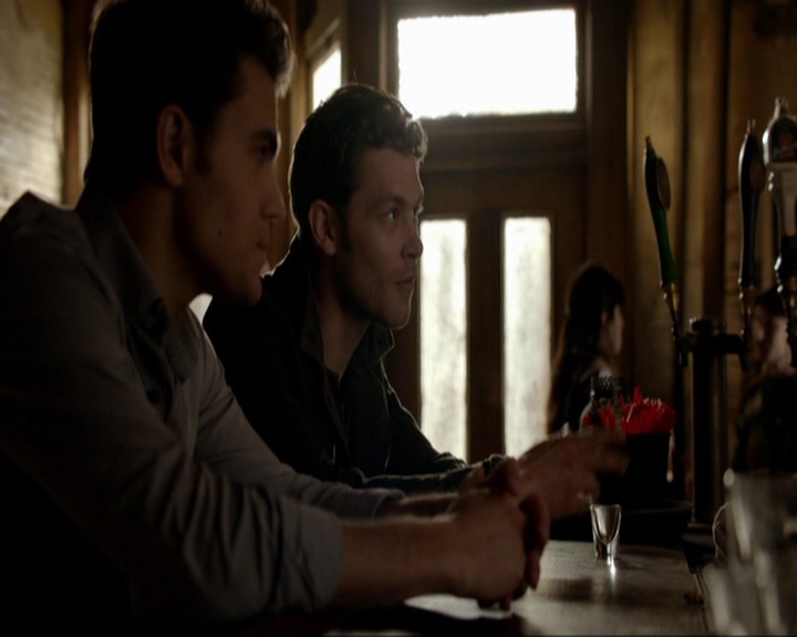 VampireDiariesWorld-dot-nl_7x14MoonlightOnTheBayou0502.jpg