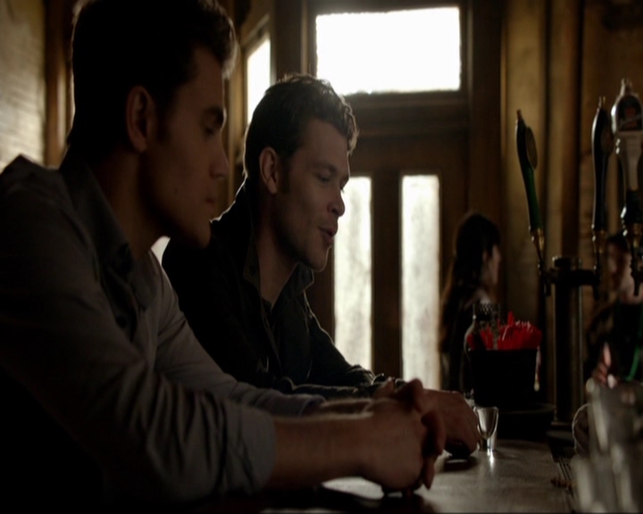 VampireDiariesWorld-dot-nl_7x14MoonlightOnTheBayou0503.jpg