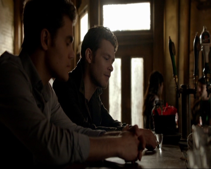 VampireDiariesWorld-dot-nl_7x14MoonlightOnTheBayou0504.jpg