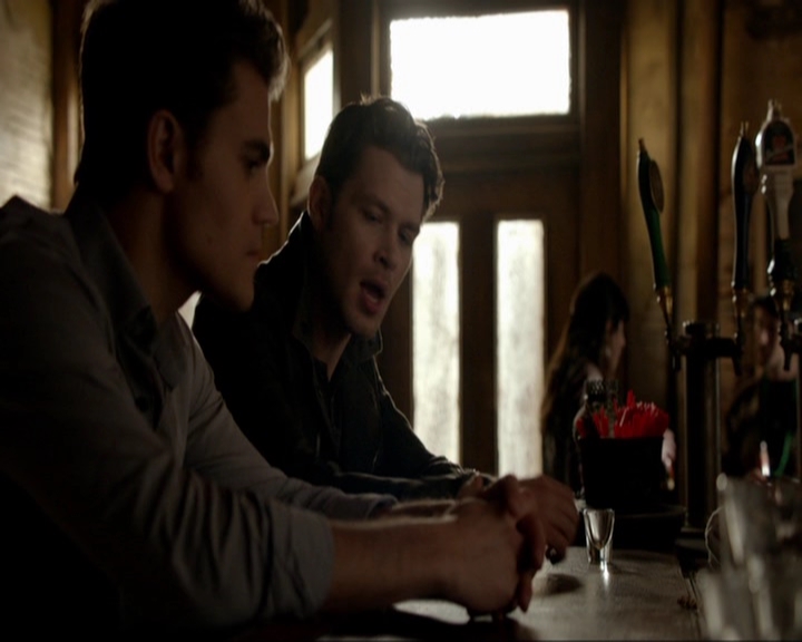 VampireDiariesWorld-dot-nl_7x14MoonlightOnTheBayou0505.jpg