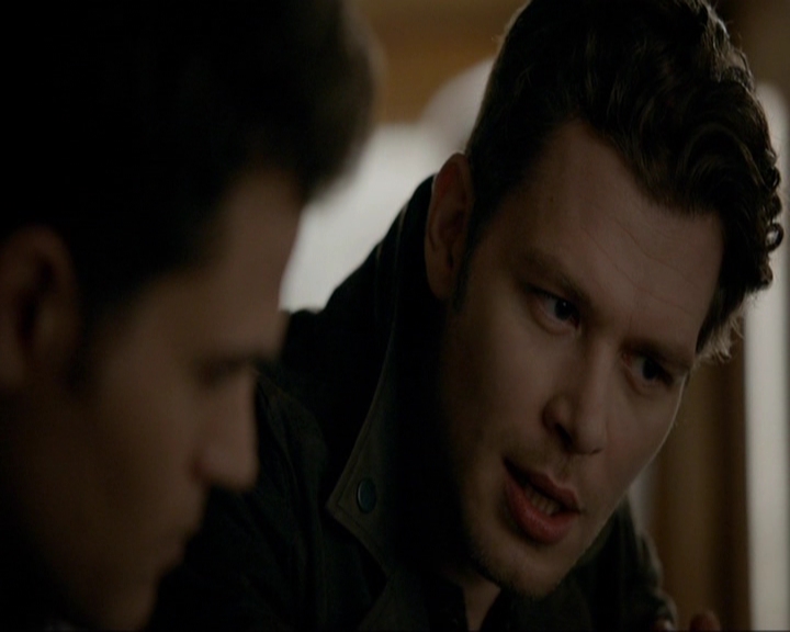 VampireDiariesWorld-dot-nl_7x14MoonlightOnTheBayou0511.jpg