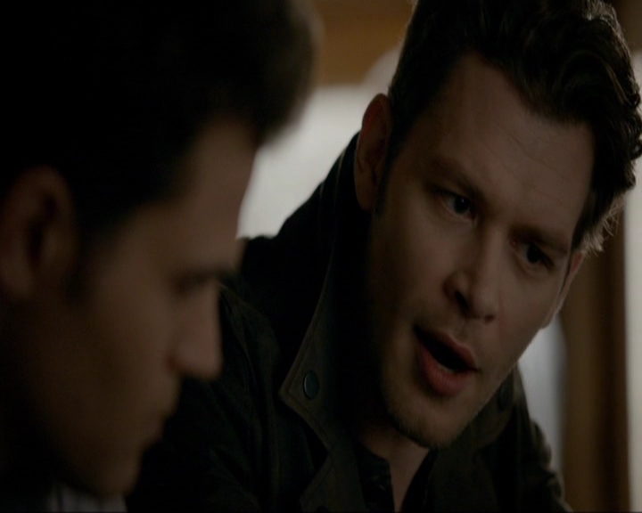 VampireDiariesWorld-dot-nl_7x14MoonlightOnTheBayou0512.jpg