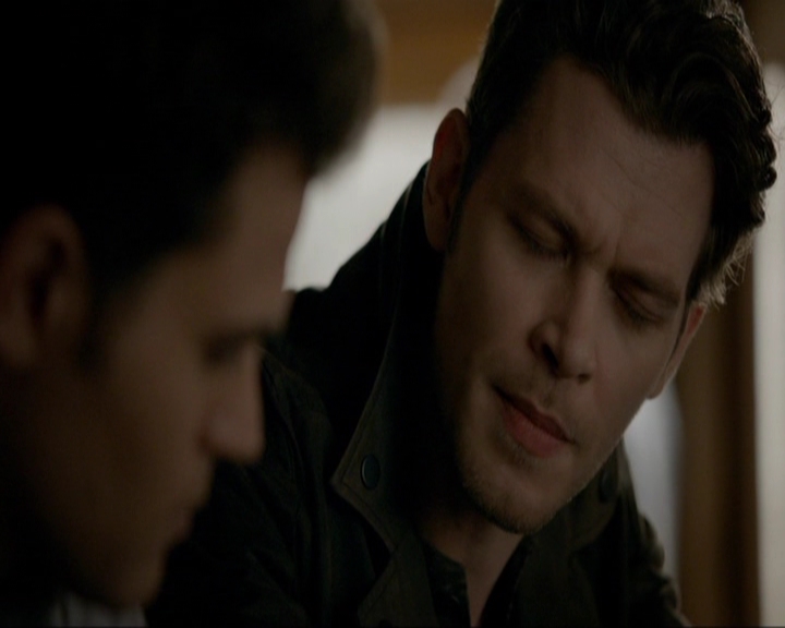 VampireDiariesWorld-dot-nl_7x14MoonlightOnTheBayou0513.jpg