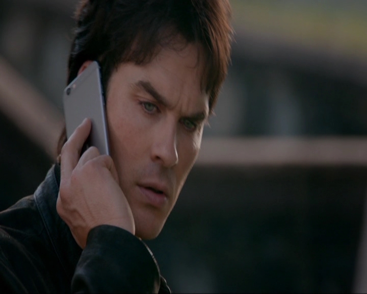 VampireDiariesWorld-dot-nl_7x14MoonlightOnTheBayou0732.jpg