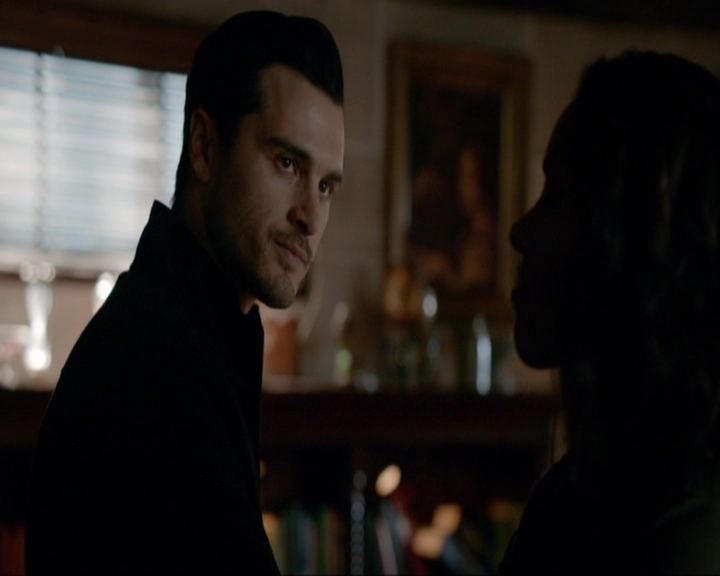 VampireDiariesWorld-dot-nl_7x14MoonlightOnTheBayou0801.jpg