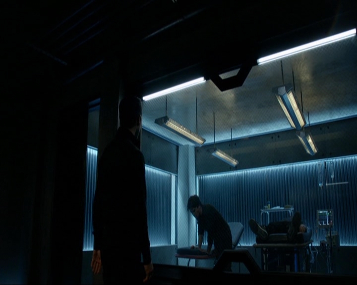 VampireDiariesWorld-dot-nl_7x14MoonlightOnTheBayou0926.jpg